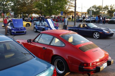 Araba ve kahvaltı Ann Arbor 'un eteklerinde toplanıyor.