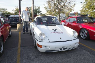 Araba ve kahvaltı Ann Arbor 'un eteklerinde toplanıyor.