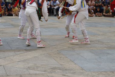 Sokakta Bask halk dansçısı