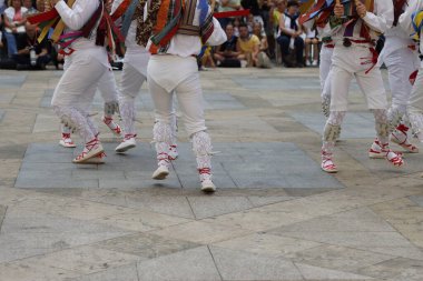 Sokakta Bask halk dansçısı
