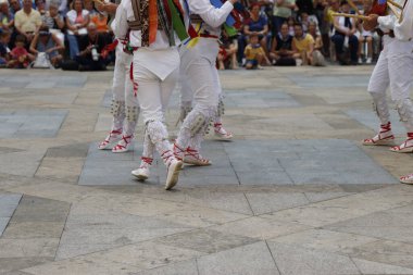Sokakta Bask halk dansçısı