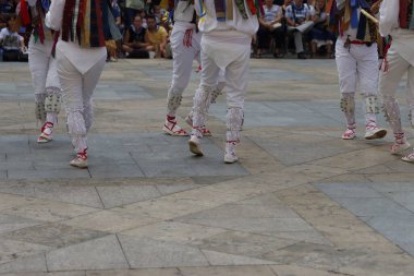 Sokakta Bask halk dansçısı