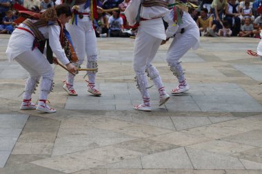 Sokakta Bask halk dansçısı