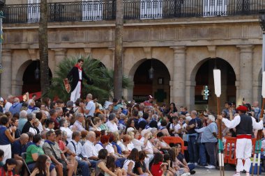 Sokakta Bask halk dansçısı