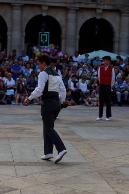 Sokakta Bask halk dansçısı