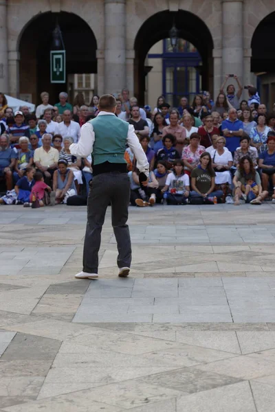 Sokakta Bask halk dansçısı