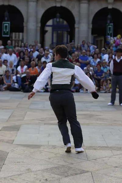 Sokakta Bask halk dansçısı