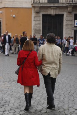 Roma sokaklarında yaşayan insanlar