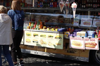 Roma sokaklarında yaşayan insanlar