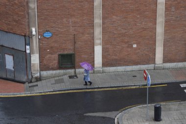 Şehirde yağmurlu bir gün