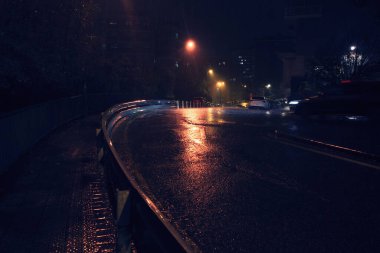 Yağmurlu gece şehir