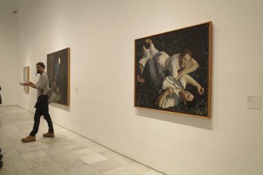 Sanat müzesini ziyaret et.