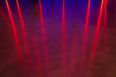 Modern bir binanın içinde.