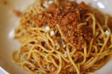 Domates soslu İtalyan makarnası, et ve parmesan peyniri.