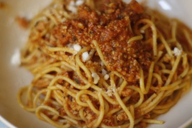 Domates soslu İtalyan makarnası, et ve parmesan peyniri.