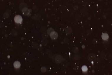 Geceleri yağmur damlaları