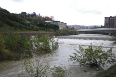 Bilbao nehrinden akan sular.