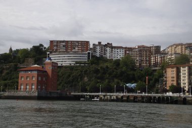 Bilbao nehrindeki şehir manzarası