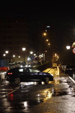 Gece şehirde trafik vardı.