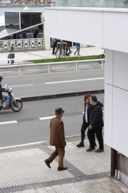 İspanya, San Sebastian kıyısında insanlar