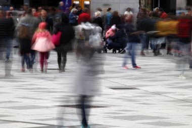 Sokakta yürüyen insanlar