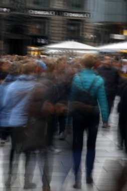 Sokakta yürüyen insanlar