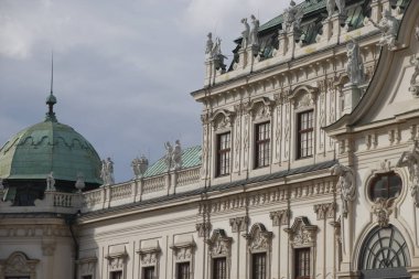 Viyana şehir merkezinde bir bina.