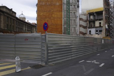 Şehirdeki inşaat alanında.