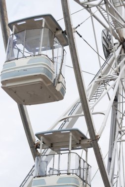 Şehirde dönme dolap var.