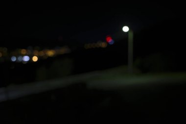 Şehir parkında kış gecesi