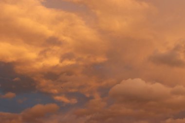 Akşam gökyüzünde bulutlar