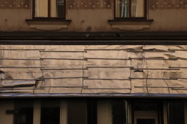 Terk edilmiş bir binada ön cephe