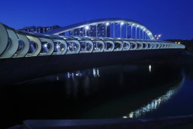 Akşamları şehrin banliyöleri