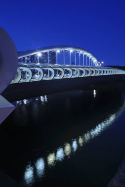 Akşamları şehrin banliyöleri