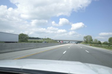 Otoyolda arabayla giderken.