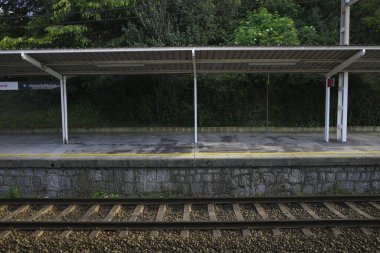 Metalik sandalye ve sokaktaki gölgesi