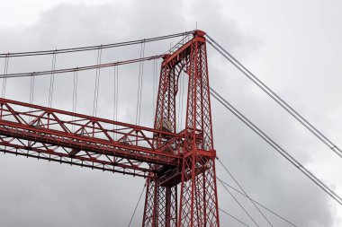 Bilbao nehri üzerindeki demir köprü.