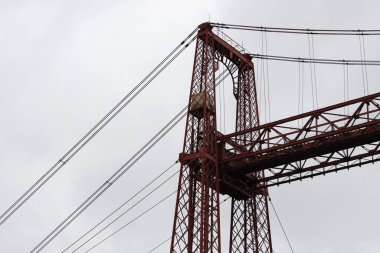 Bilbao nehri üzerindeki demir köprü.