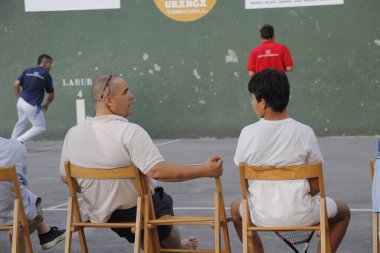 Parkta Bask pelota maçı