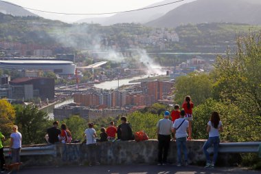 Nehirdeki futbol kulübü kutlamaları sırasında Bilbao 'nun hava manzarası