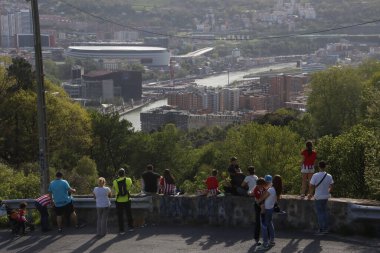 Nehirdeki futbol kulübü kutlamaları sırasında Bilbao 'nun hava manzarası
