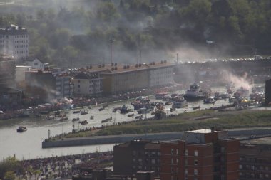 Nehirdeki futbol kulübü kutlamaları sırasında Bilbao 'nun hava manzarası