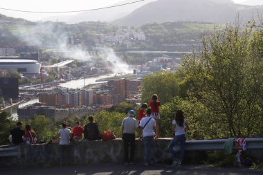 Nehirdeki futbol kulübü kutlamaları sırasında Bilbao 'nun hava manzarası