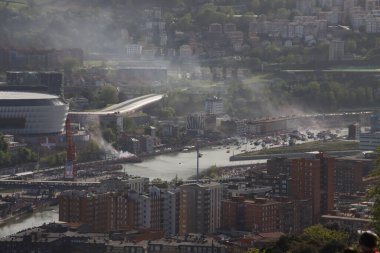 Nehirdeki futbol kulübü kutlamaları sırasında Bilbao 'nun hava manzarası