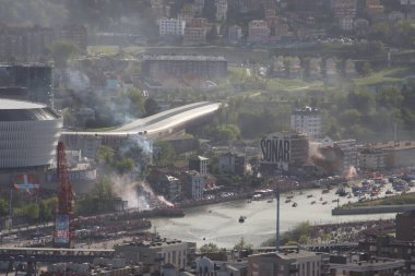 Nehirdeki futbol kulübü kutlamaları sırasında Bilbao 'nun hava manzarası
