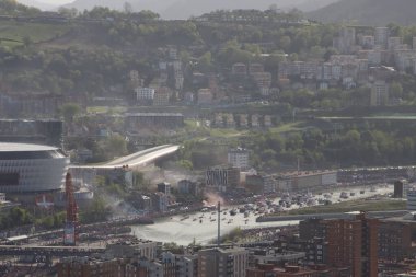 Nehirdeki futbol kulübü kutlamaları sırasında Bilbao 'nun hava manzarası