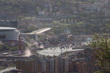 Nehirdeki futbol kulübü kutlamaları sırasında Bilbao 'nun hava manzarası