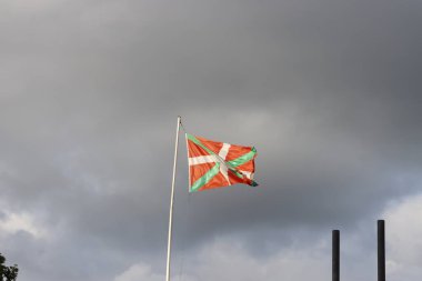 Bulutlu gökyüzüne karşı Bask bayrağı
