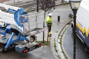 Sokağa bir sokak lambası yerleştirildi
