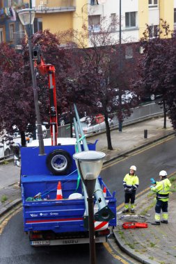 Sokağa bir sokak lambası yerleştirildi